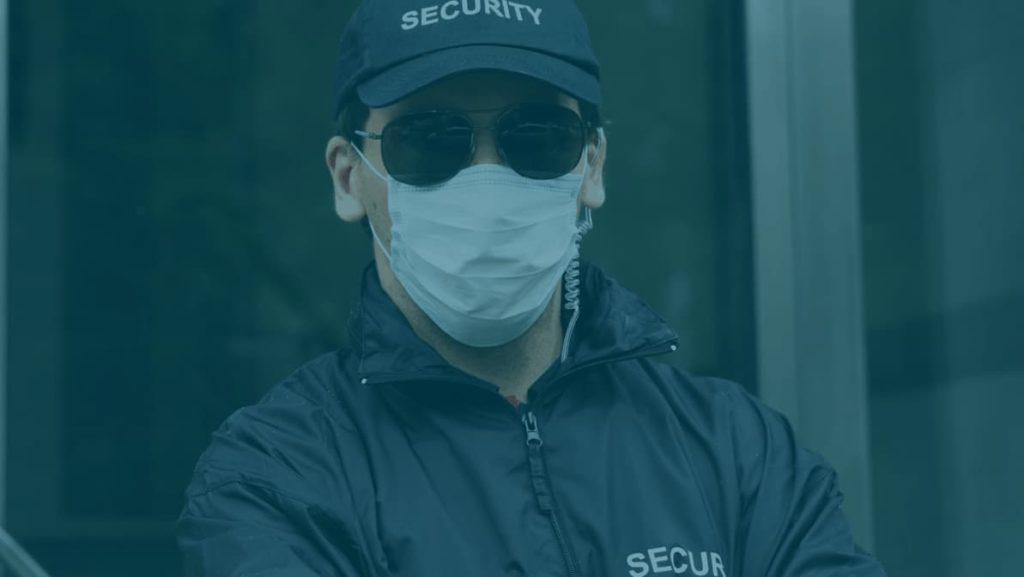 guardia de seguridad con máscara