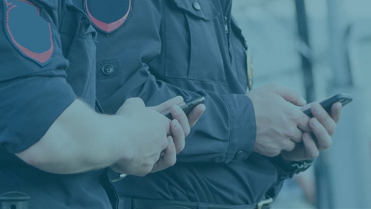 los guardias comprueban la fuerza de rastreo en sus teléfonos
